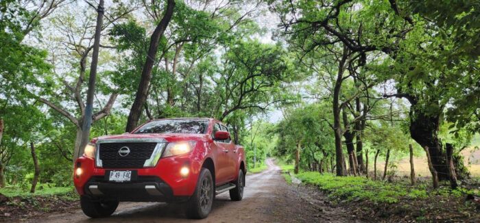 Nissan Frontier 2024 4x4 automático - Imagen 2